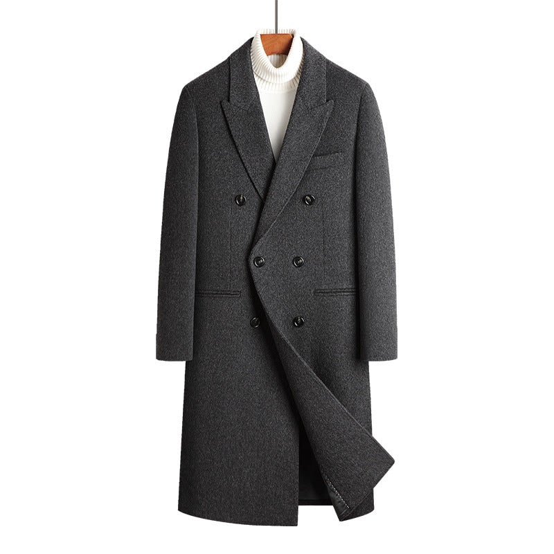 Soprabito uomo classico doppiopetto con silhouette sartoriale, un must-have elegante per l'autunno-inverno.
