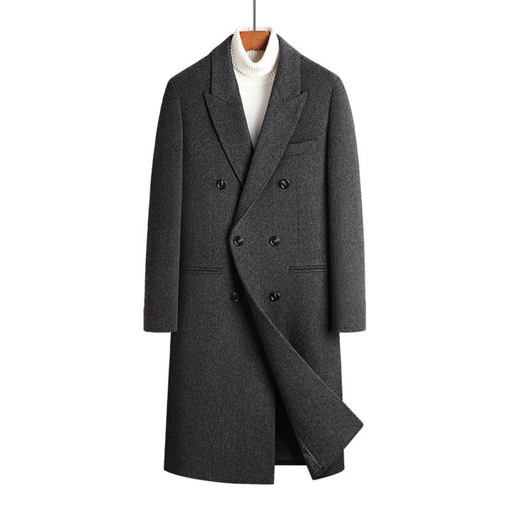Soprabito uomo classico doppiopetto con silhouette sartoriale, un must-have elegante per l'autunno-inverno.