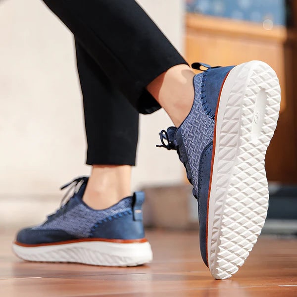 Scarpe da uomo bianche, sneakers ibride con brogue e intreccio. Comfort quotidiano e look elegante versatile.