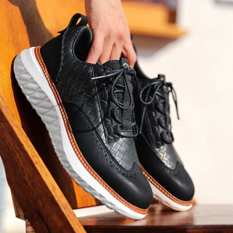 Scarpe da uomo nere, stile ibrido brogue e pannelli intrecciati. Perfette per un look casual chic e ufficio.