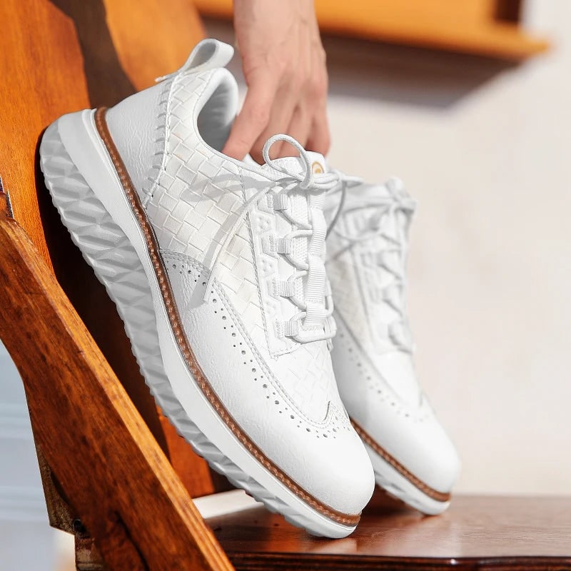 Sneakers eleganti uomo, design versatile con brogue e pannelli intrecciati. Ideali per moda maschile quotidiana.