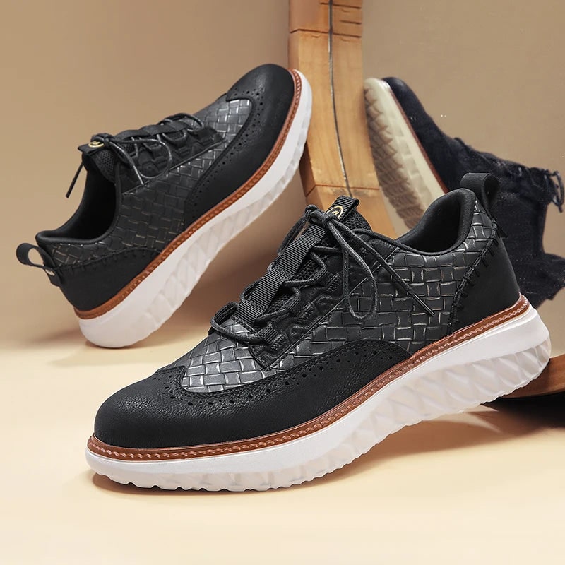 Sneakers da uomo blu, stile ibrido con brogue e pannelli intrecciati. Ottime per un look elegante e versatile.