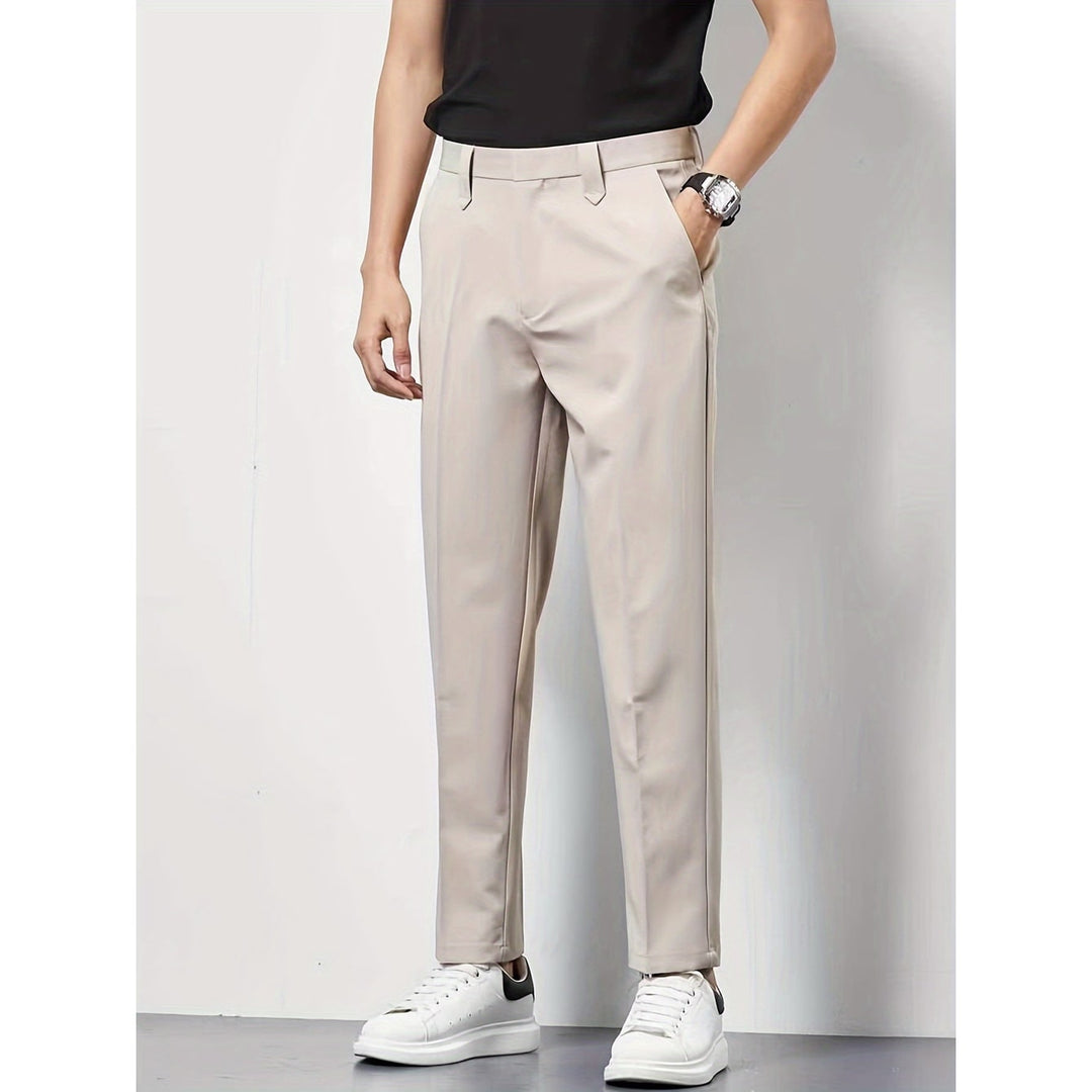 Pantaloni chino eleganti da uomo slim fit, beige, con piegatura, perfetti per look business o casual chic.