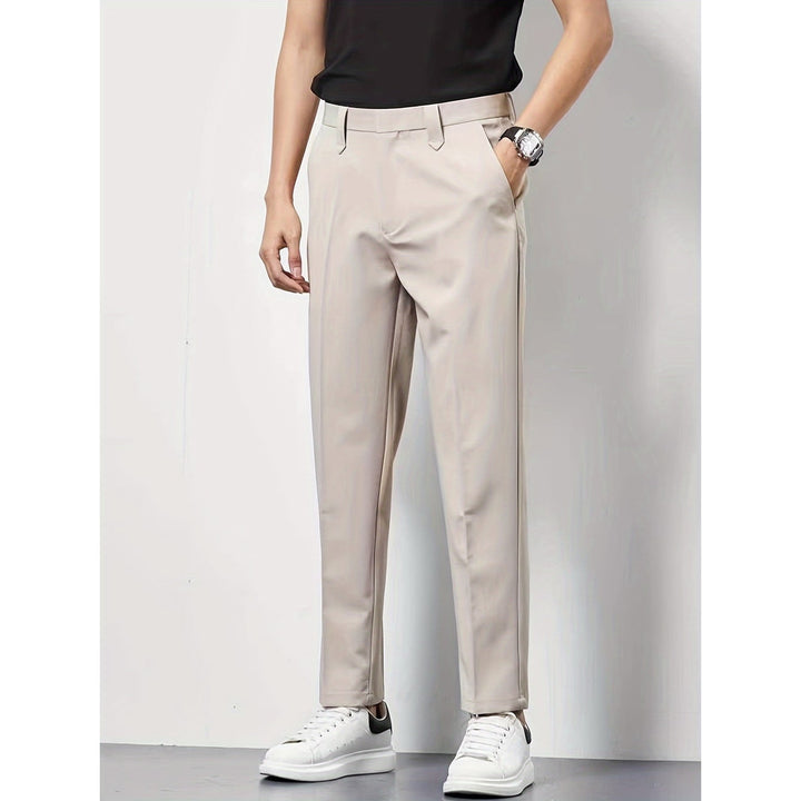 Pantaloni chino eleganti da uomo slim fit, beige, con piegatura, perfetti per look business o casual chic.