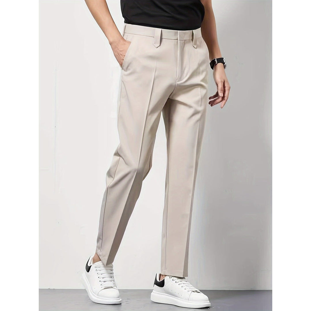 Pantaloni uomo slim fit beige, modello chino moderno con piega classica, ideali per ufficio e stile.