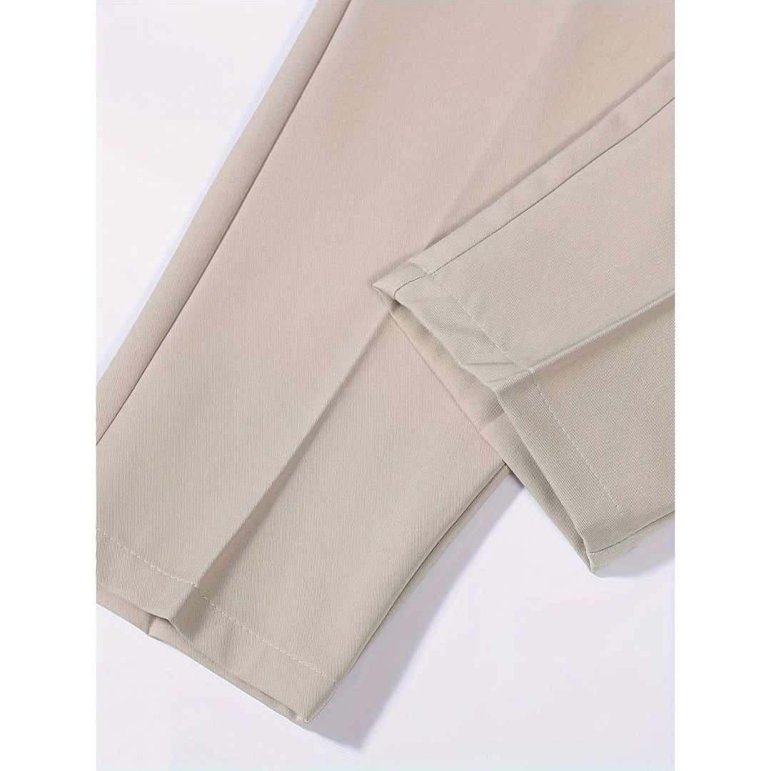 Chino beige da uomo slim fit con piegatura classica, aggiungono un tocco di eleganza ad ogni outfit.