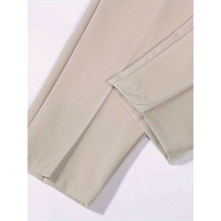 Chino beige da uomo slim fit con piegatura classica, aggiungono un tocco di eleganza ad ogni outfit.