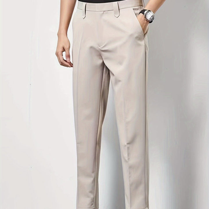 Pantaloni eleganti da uomo, slim fit, colore beige, modello chino con piega per un look raffinato.