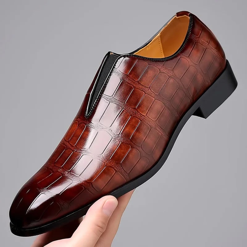 Mocassini uomo eleganti slip-on effetto coccodrillo marrone. Ideali per stile business e cerimonie, calzature formali.