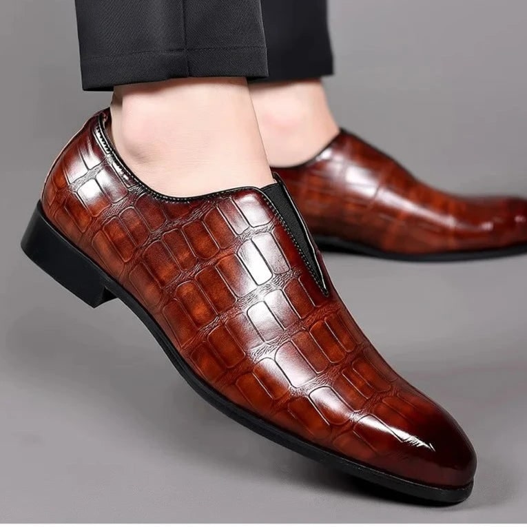 Scarpe uomo eleganti slip-on effetto coccodrillo blu. Calzature formali ideali per ufficio o eventi speciali, moda uomo.