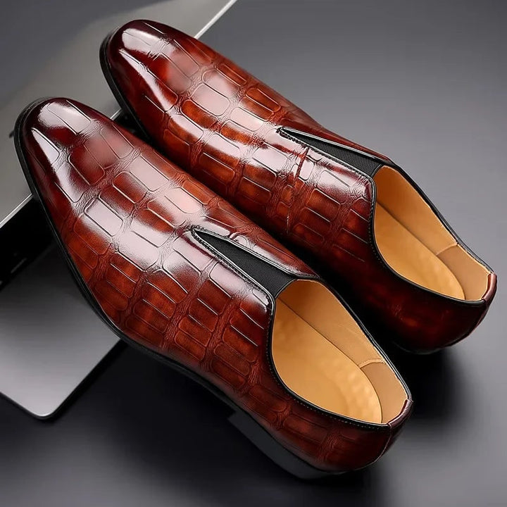 Mocassini slip-on uomo effetto coccodrillo marrone. Stile business raffinato, per look formali e occasioni eleganti.