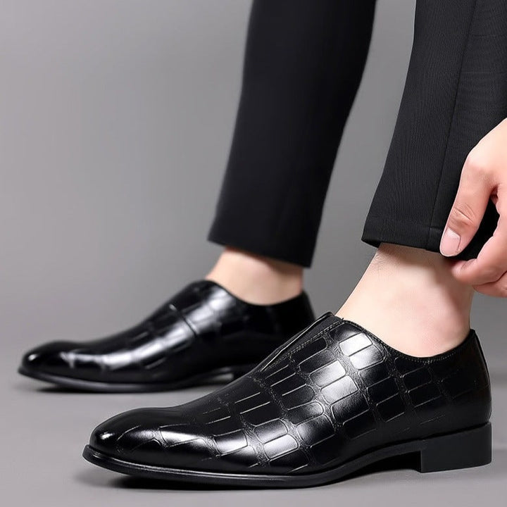 Vista dall'alto mocassini uomo slip-on. Elegante texture coccodrillo, perfetti per occasioni formali e ufficio, colore blu.