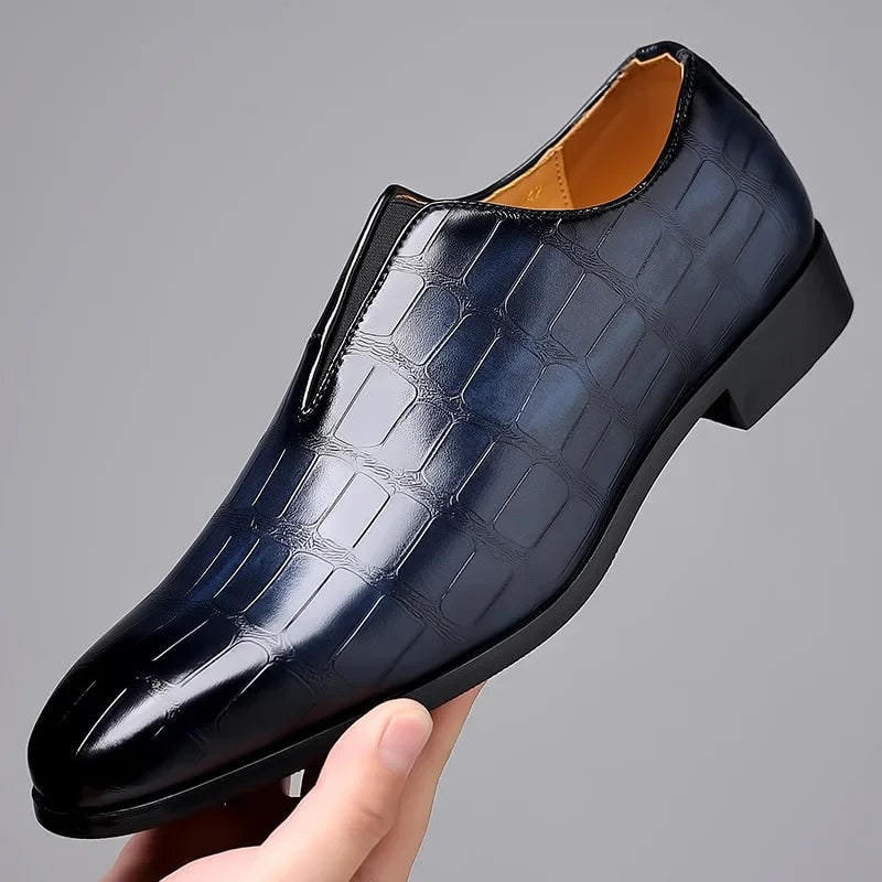 Paio di mocassini uomo eleganti slip-on effetto coccodrillo. Calzature formali marroni per stile business e moda uomo.