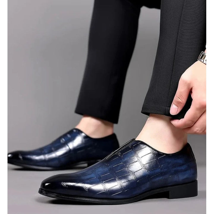 Primo piano dettagli finitura mocassini uomo. Effetto coccodrillo e design slip-on, scarpe eleganti nere di lusso.