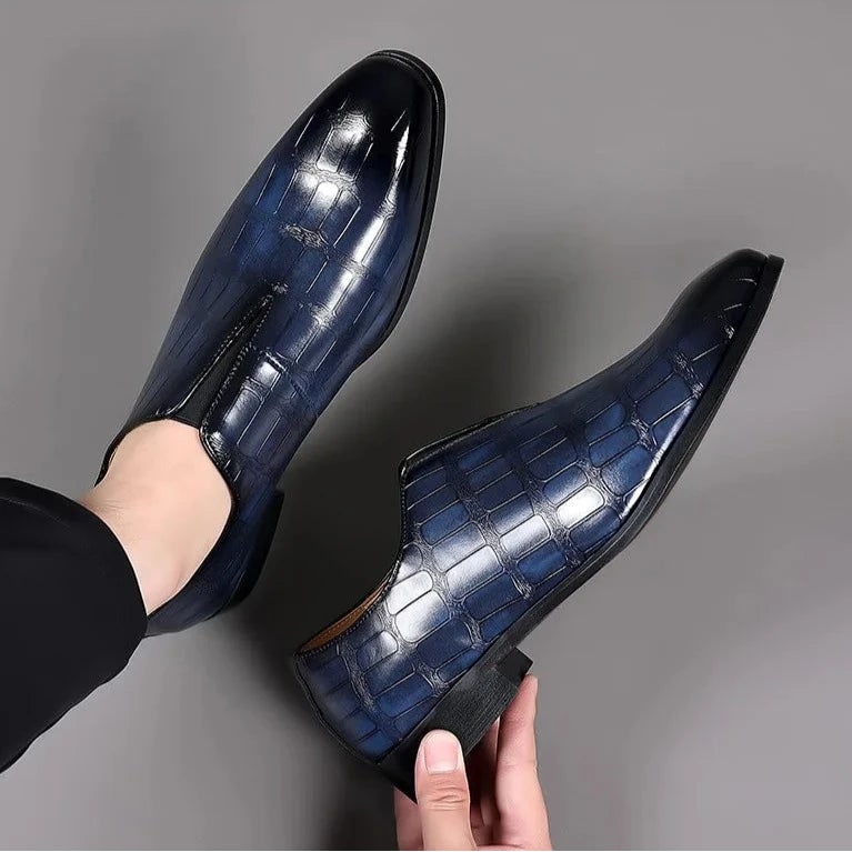 Mocassini uomo di lusso slip-on con effetto coccodrillo. Ideali per moda uomo, cerimonie e ufficio, colore blu.