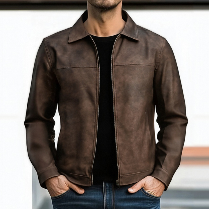 Elegante giacca da uomo stile biker, nera, con chiusura a cerniera e collo aperto, ideale per moda urbana.