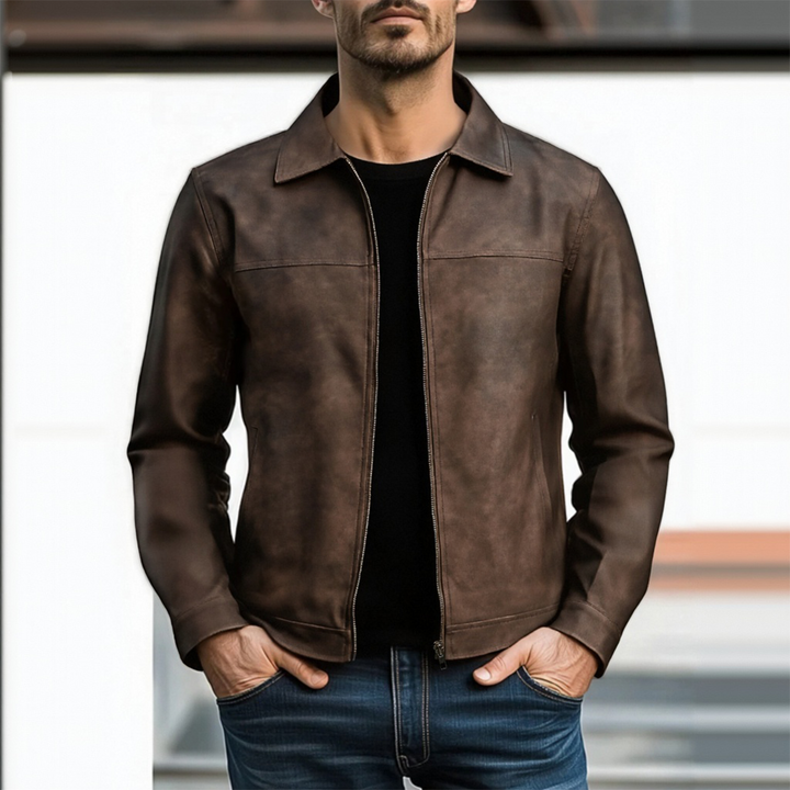 Uomo indossa giacca biker nera slim fit con cerniera e collo aperto, per un tocco di stile urbano.