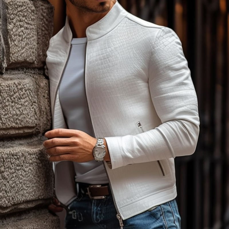 Moda maschile: giacca con cerniera, collo alto e distintiva texture effetto coccodrillo.