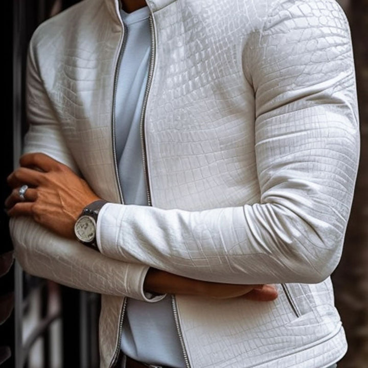 Abbigliamento casual chic: giacca uomo contemporanea, texture coccodrillo e collo alto.