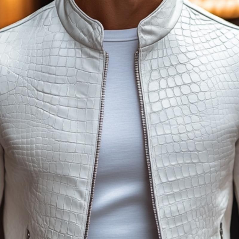 Look serale: giacca slim fit da uomo, texture coccodrillo, collo alto e cerniera.