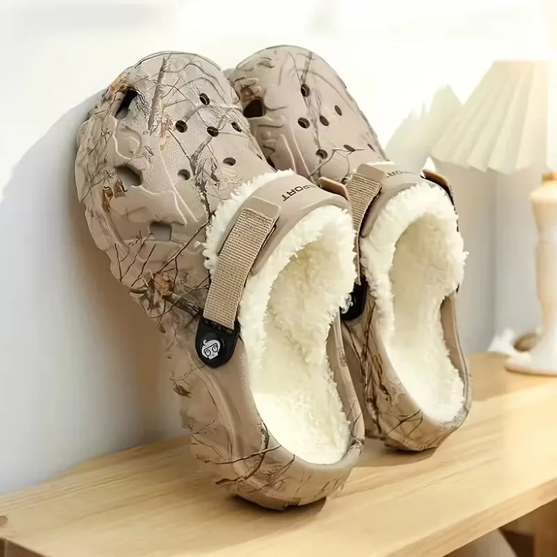 Zoccoli uomo foderati, cinturino regolabile e suola antiscivolo. Ideali per comfort invernale in casa.