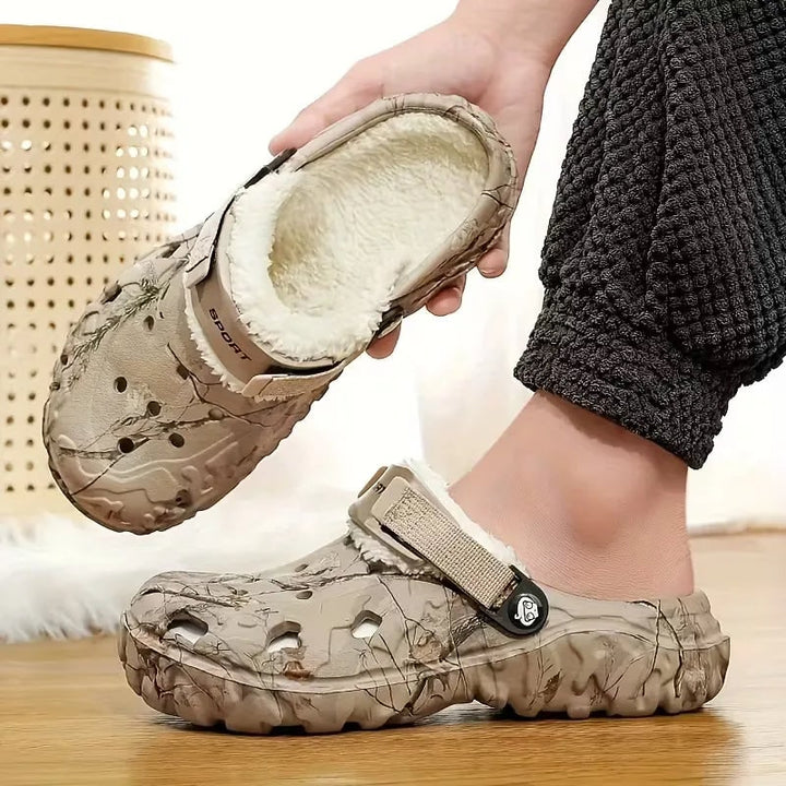 Caldi zoccoli foderati da uomo con cinturino regolabile. Perfetti come ciabatte invernali antiscivolo.