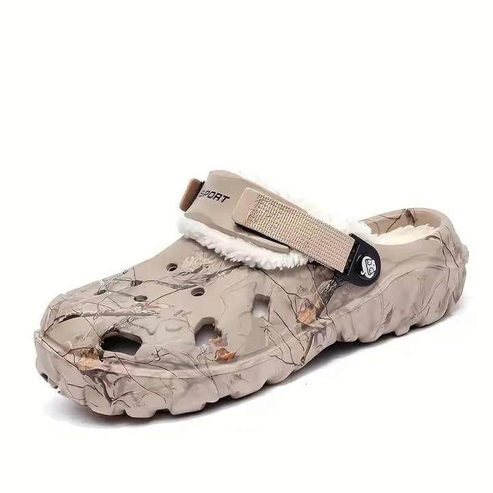 Ciabatte uomo casual foderate, con suola antiscivolo e cinturino regolabile. Massimo comfort per casa.