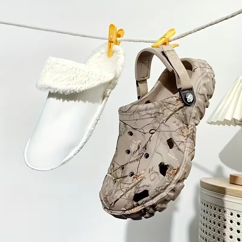 Calde ciabatte zoccoli da uomo, foderate per l'inverno. Con suola antiscivolo e cinturino regolabile.