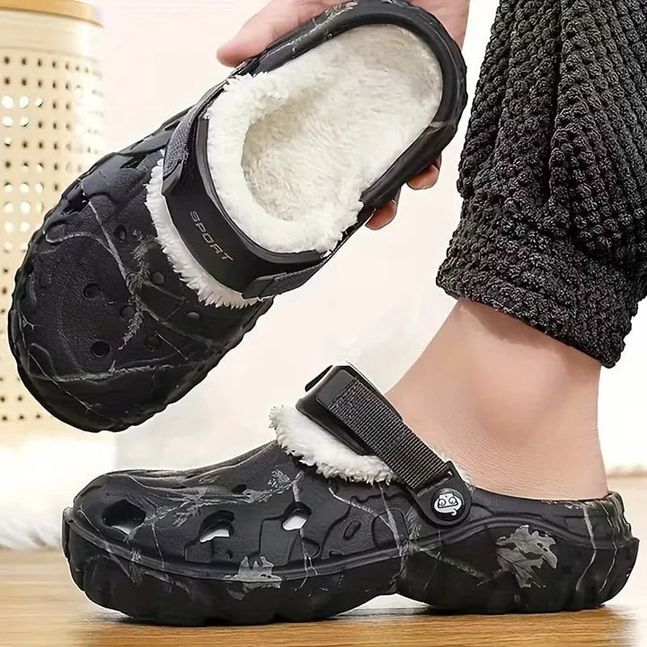 Comfortevoli zoccoli foderati da uomo con cinturino regolabile e suola antiscivolo. Ideali per l'inverno.