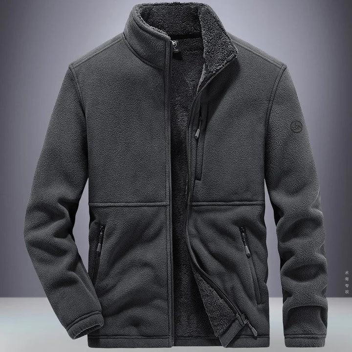 Morbida giacca invernale da uomo in pile sherpa con zip e collo alto. Comfort e calore per le giornate fredde.