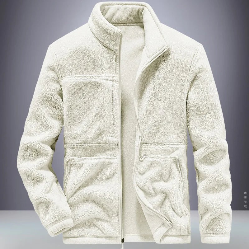 Giacca uomo in pile fullzip con collo alto e fodera morbida, ideale per esterno. Design caldo e casual invernale.