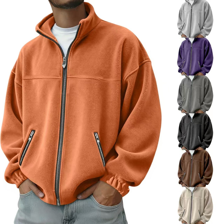 Dettaglio: collo alto e full zip di giacca uomo in pile con tasche. Comfort e stile sportivo invernale.