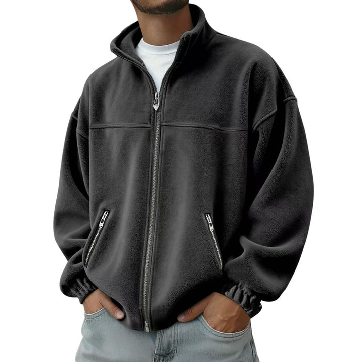 Giacca sportiva uomo in pile con full zip e collo alto. Abbigliamento maschile versatile per la moda.