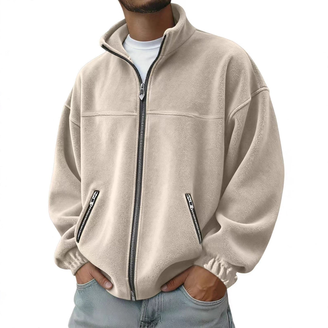 Cardigan uomo in pile full zip con collo alto. Stile casual e comfort quotidiano per abbigliamento invernale.