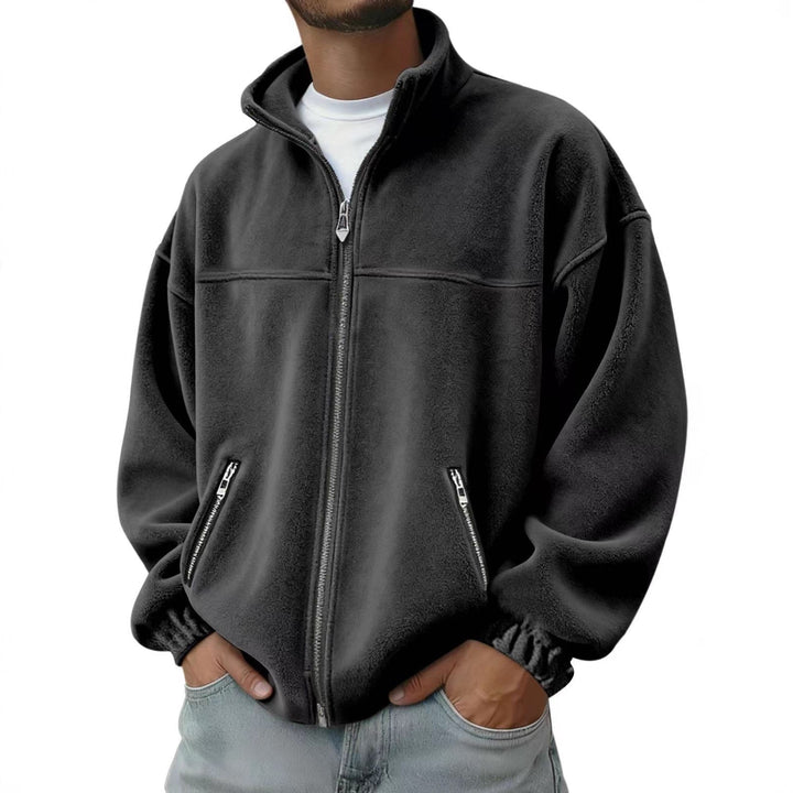 Giacca uomo in pile con collo alto e full zip. Stile sportivo e comfort per un look casual di moda maschile.