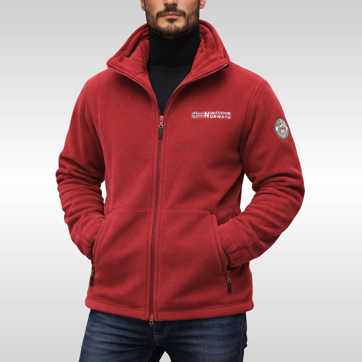 Giacca uomo versatile con cappuccio e cerniera, un capo essenziale per un look casual e confortevole.