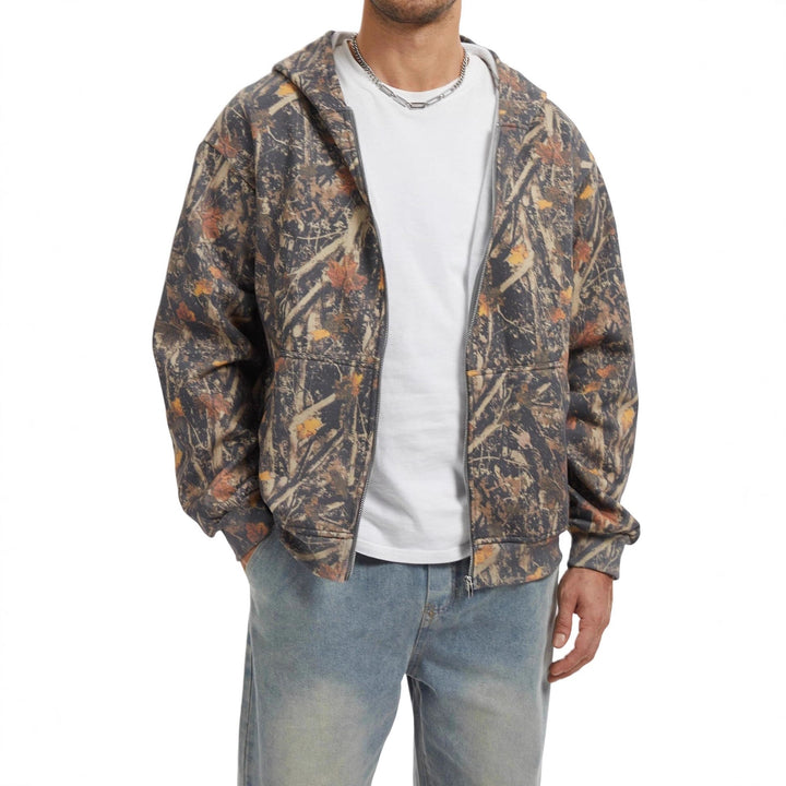 Felpa uomo con zip frontale, cappuccio e stampa fantasia, un must per l'abbigliamento casual oversize.