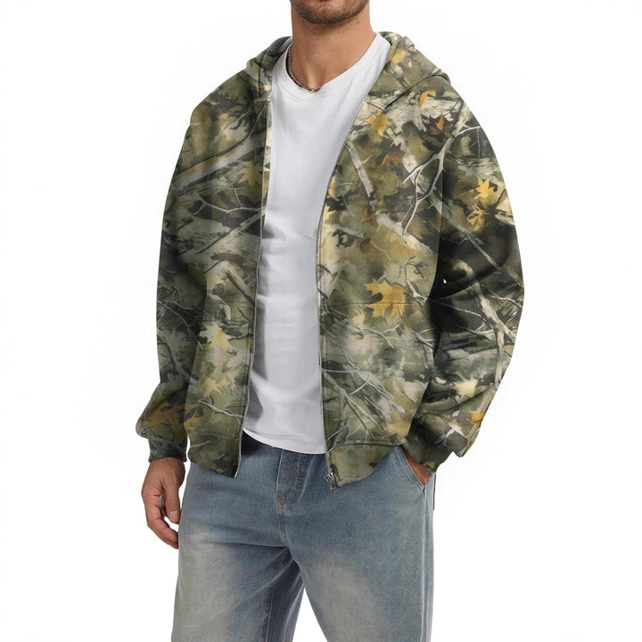 Modello indossa felpa uomo casual con zip, cappuccio e stampa fantasia. Vestibilità ampia.