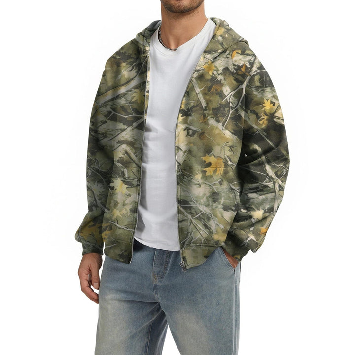 Profilo laterale di felpa uomo oversize con zip, cappuccio e motivo fantasia, moda uomo.