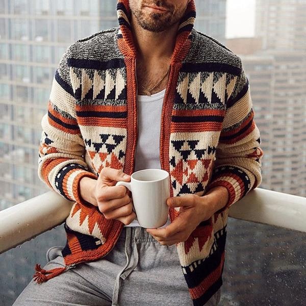 Cardigan uomo con fantasia geometrica, zip frontale e collo alto, ideale per outfit stratificati e alla moda.