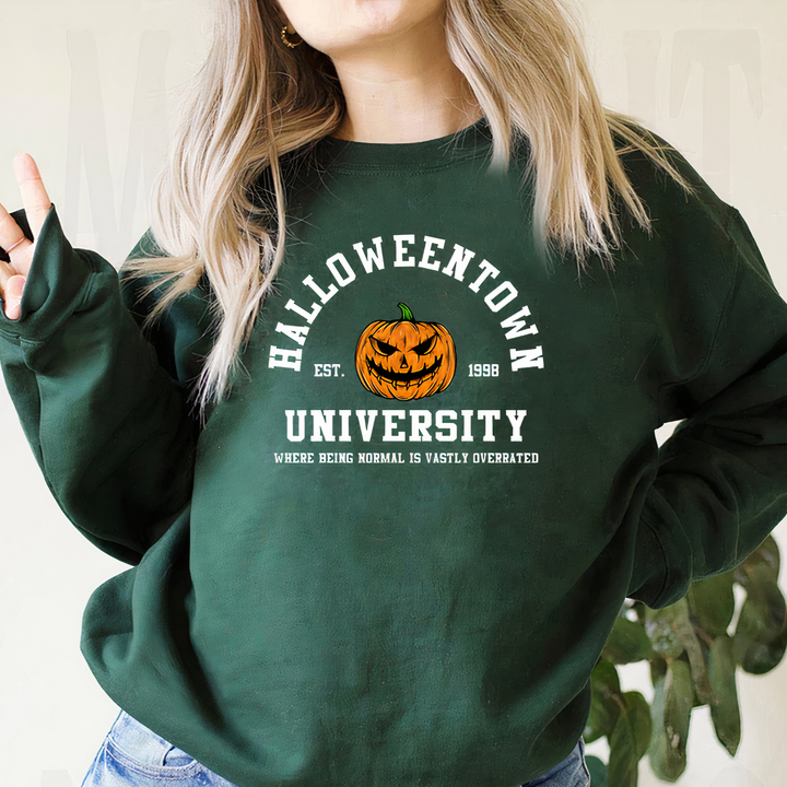 Abbigliamento casual donna per Halloween: maglione girocollo con zucca arancione e tocco collegiale autunnale.