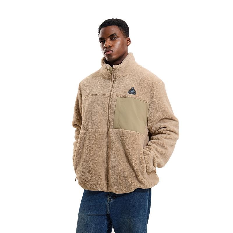 Giacca da uomo riscaldata con design casual, collo alto e cerniera, offre calore e stile per l'abbigliamento invernale.