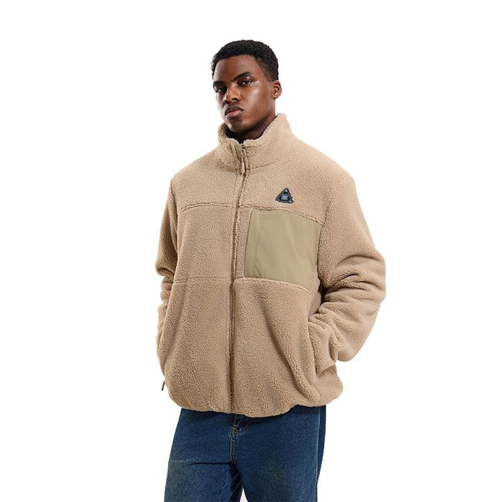 Giacca da uomo riscaldata con design casual, collo alto e cerniera, offre calore e stile per l'abbigliamento invernale.