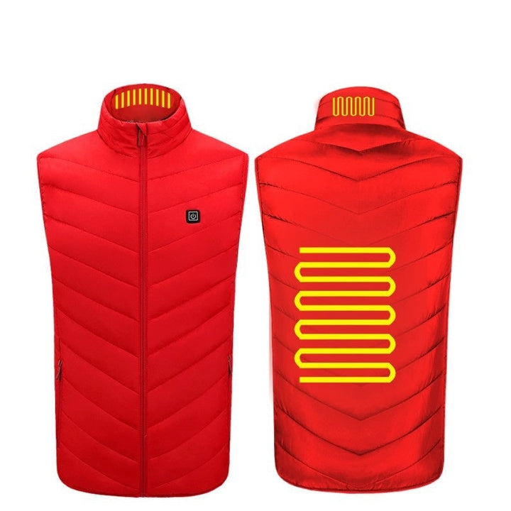 Uomo attivo indossa gilet riscaldato USB, godendosi la libertà e il calore durante l'escursionismo invernale.