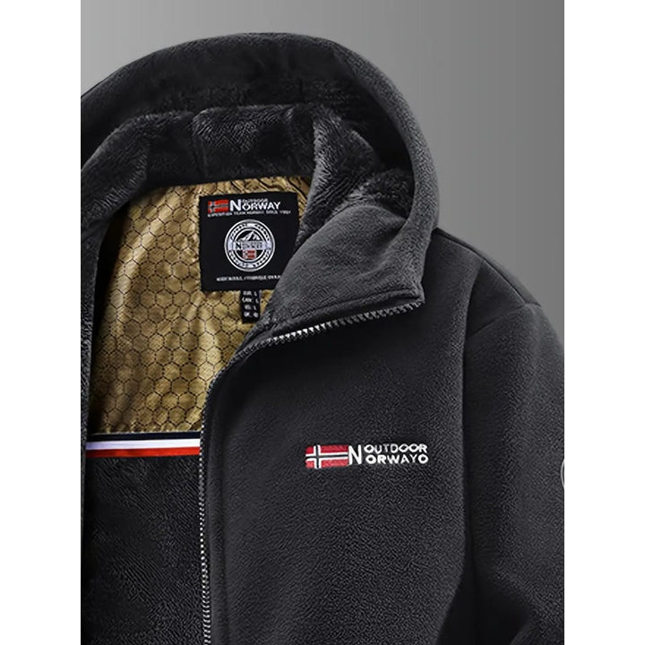 Giacca in pile uomo con cappuccio, stile casual moderno, calda e morbida per comfort invernale.