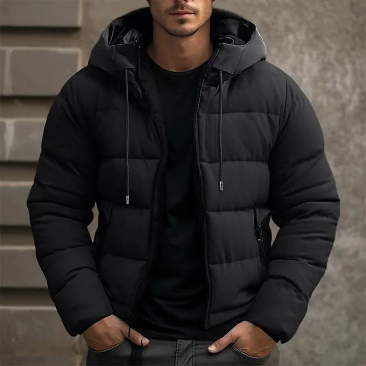 Piumino uomo casual invernale con cappuccio regolabile, tasche zip e design trapuntato per massimo calore e stile.