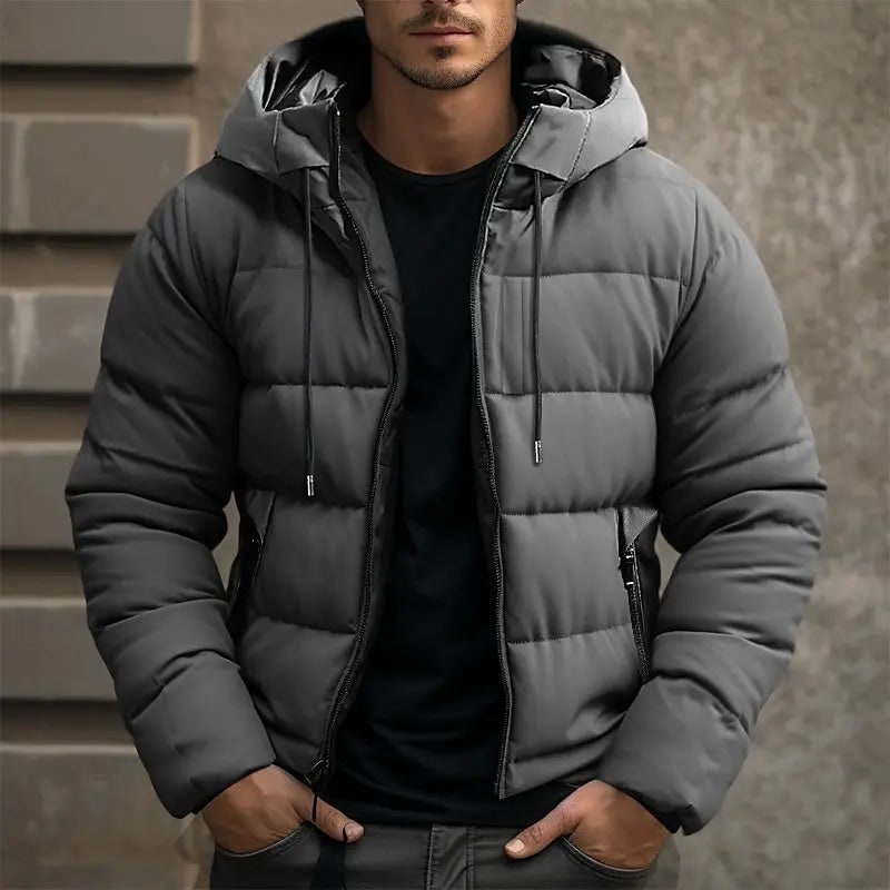 Giacca piumino uomo con cappuccio, tasche zip, calda e perfetta per l'inverno. Disponibile in nero, grigio e blu.