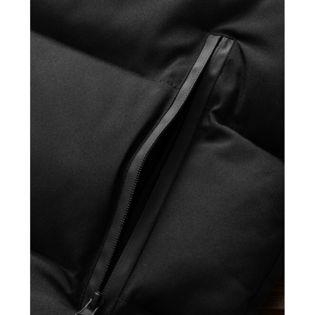 Gilet piumino uomo nero con cappuccio, strato leggero trapuntato. Perfetto per abbigliamento casual e attività outdoor autunnale.