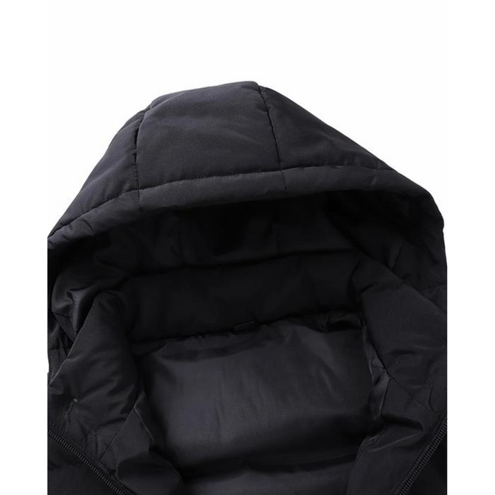 Elegante gilet piumino trapuntato da uomo, colore nero, con cappuccio. Zip resistenti all'acqua per comfort in ogni stagione.