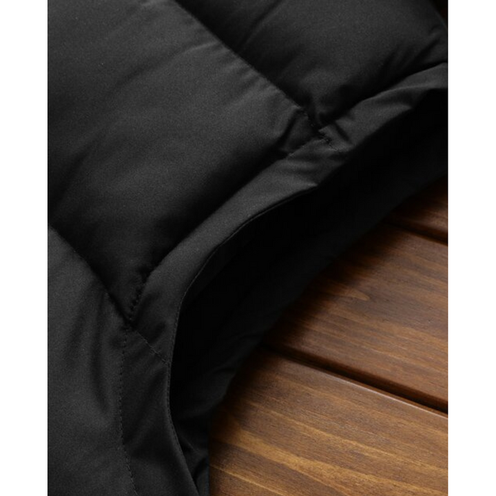 Gilet imbottito trapuntato nero da uomo con cappuccio. Un piumino leggero e versatile, ottimo per moda maschile invernale.